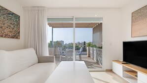 TV - Apartment 'Las Palmeras 2' with Shared Pool, Wi-Fi and Air Conditioning (Cala Millor)