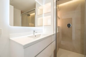 Een douche, een haardroger, handdoeken