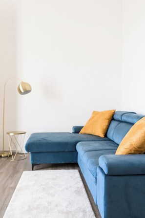 Smart TV, books, stereo