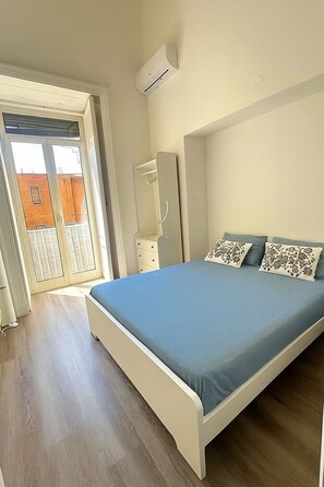 2 bedrooms, desk, iron/ironing board, free WiFi - Chic and Spacious Just few steps fm the seafront & famous Piazza del Plebiscito (Napoli)
