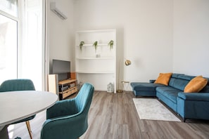 Smart TV, books, stereo - Chic and Spacious Just few steps fm the seafront & famous Piazza del Plebiscito (Napoli)