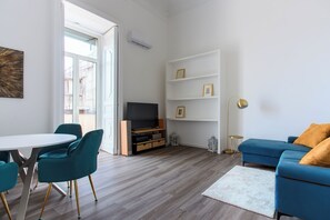 Smart TV, books, stereo - Chic and Spacious Just few Steps fm the Seafront & Famous Piazza del Plebiscito (Napoli)