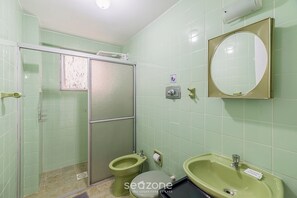 Basic Apartment | Bathroom