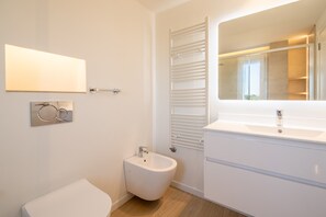 Suihku, hiustenkuivaaja, pyyhkeet