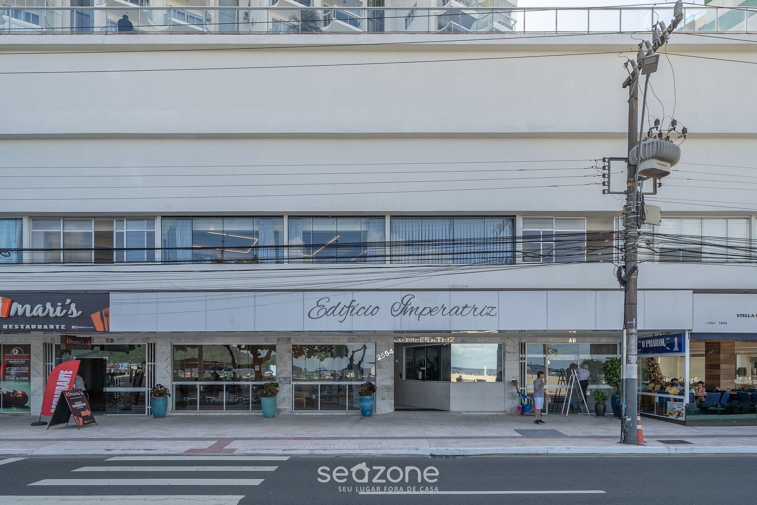 A multi-story building with a restaurant named 'Edificio Imperatriz' and another named 'Stella'.