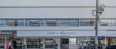 A multi-story building with a restaurant named 'Edificio Imperatriz' and another named 'Stella'.