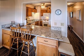 Réfrigérateur, micro-ondes, plaque de cuisson, lave-vaisselle