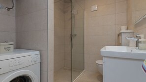 Douche, séchoir à cheveux, serviettes fournies