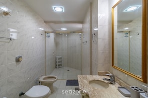 Basic Apartment | Bathroom