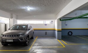 Uma garagem de estacionamento com um jipe SUV estacionado em uma vaga marcada com o número 1001.