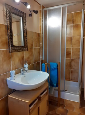 Suihku, hiustenkuivaaja, pyyhkeet