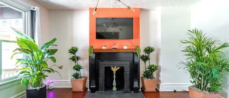 Casa de lujo, 2 habitaciones, para no fumadores | Área de sala de estar | Smart TV de 55 pulgadas con canales digitales, Netflix y Hulu