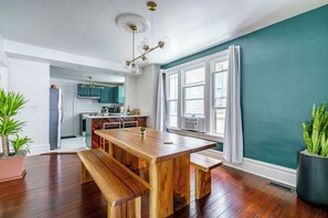 Dining room - Jungle House Boutique Suites – Short North & Convention Center (Columbus)