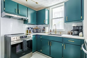 Full-sized fridge, microwave, oven, stovetop