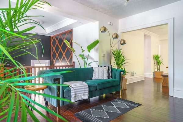 32-英寸智能电视(配备数码频道)、Netflix、Hulu