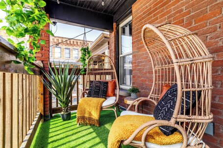 55-inch Smart TV with digital channels, Netflix, Hulu