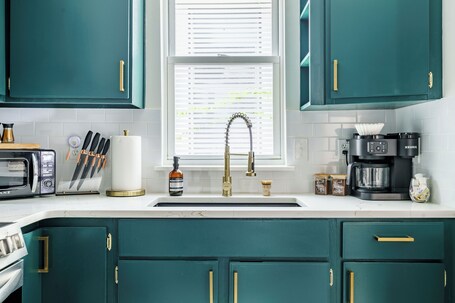 Full-sized fridge, microwave, oven, stovetop