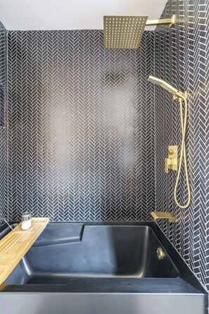 Hand-held showerhead - Jungle House Boutique Suites – Short North & Convention Center (Columbus)