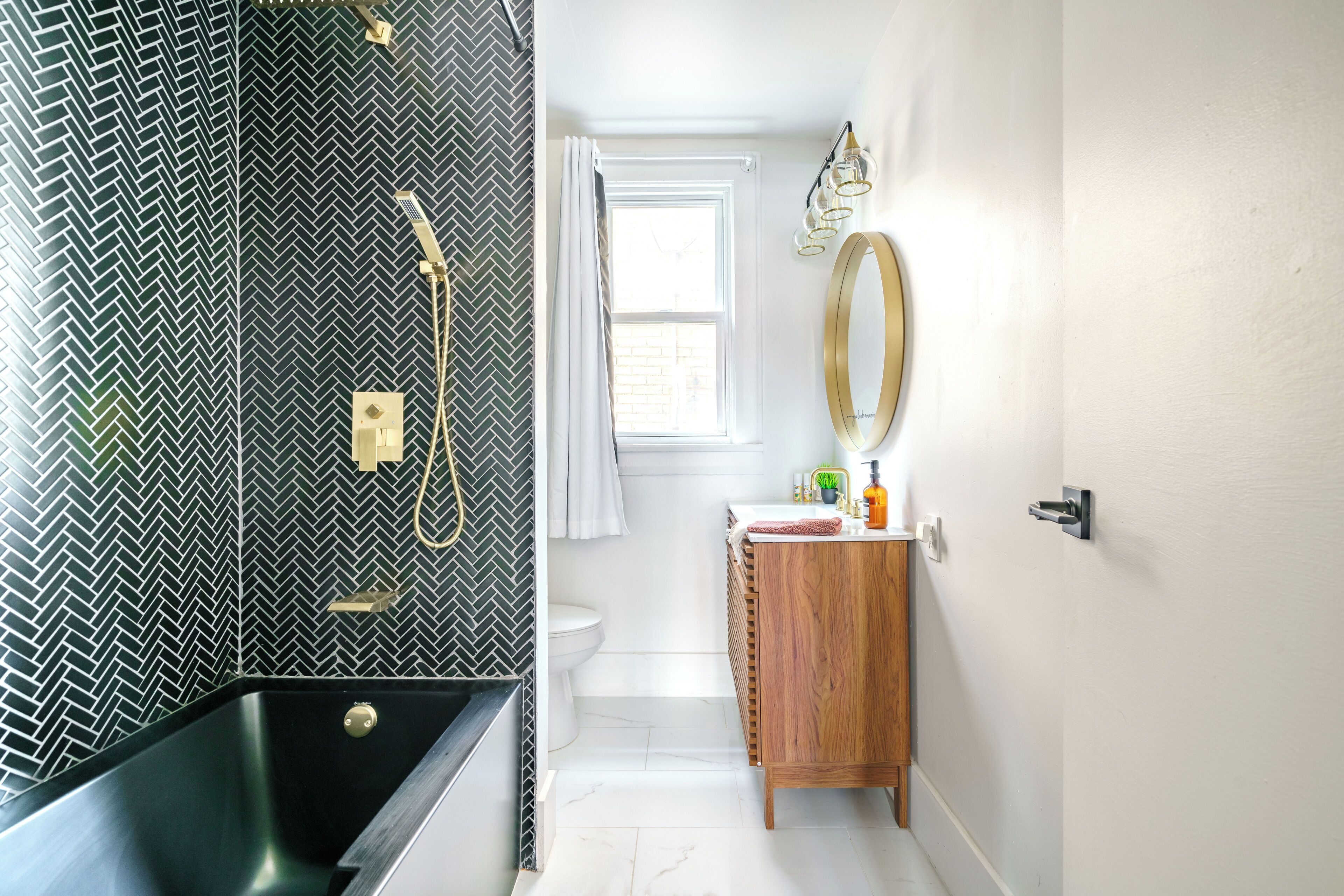 Een regendouche, milieuvriendelijke toiletartikelen, een haardroger