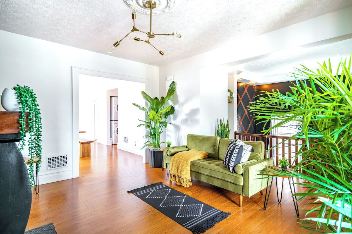 Luksushus, 2 soverom, privat bad | Oppholdsrom | En 55-tommers smart-TV med digitale kanaler samt Netflix og Hulu