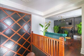 32-英寸智能电视（配备数码频道）、Netflix、Hulu