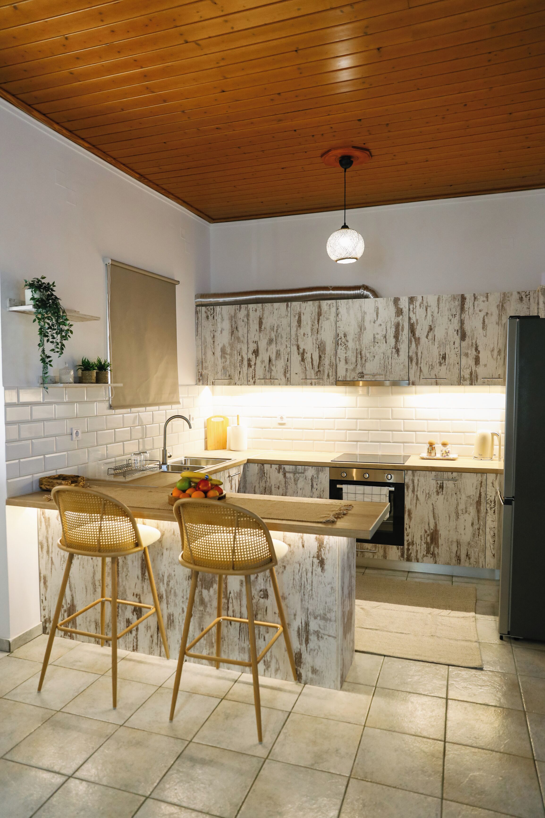 Kühlschrank, Ofen, Geschirrspüler, Wasserkocher mit Kaffee-/Teezubehör