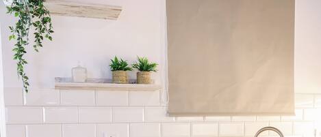 Fridge, oven, dishwasher, coffee/tea maker