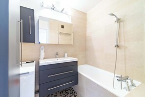 Douche, articles de toilette gratuits, sèche-cheveux