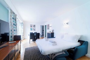 Iron/ironing board, WiFi, bed sheets
