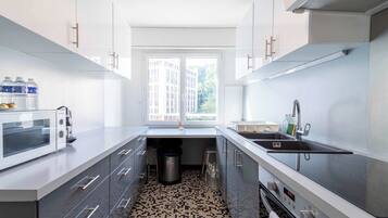 Réfrigérateur, micro-ondes, four, plaque de cuisson