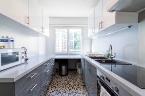 Réfrigérateur, micro-ondes, four, plaque de cuisson