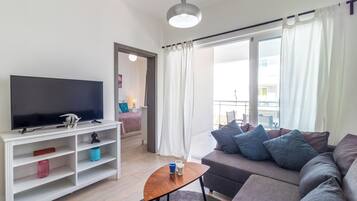 Comfort Apartment, Pool View | Living room