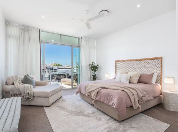 3 habitaciones, tabla de planchar con plancha, wifi y ropa de cama 