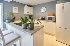 Jääkaappi, mikroaaltouuni, uuni, liesi