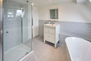 Douche, sèche-cheveux, serviettes fournies, shampoing