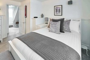 3 chambres, fer et planche à repasser, Wi-Fi, draps fournis