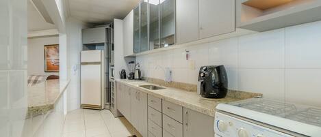 Cookware/dishes/utensils