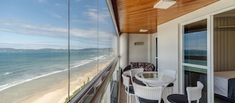 Sea View Apt w/ BBQ in Itapema Dnl0602