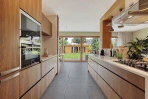 Microondas, horno, parrilla de estufa y lavavajillas 