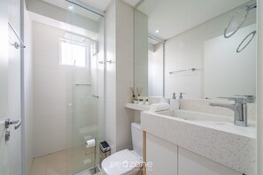 Apartamento básico | Banheiro | Produtos de toalete grátis 