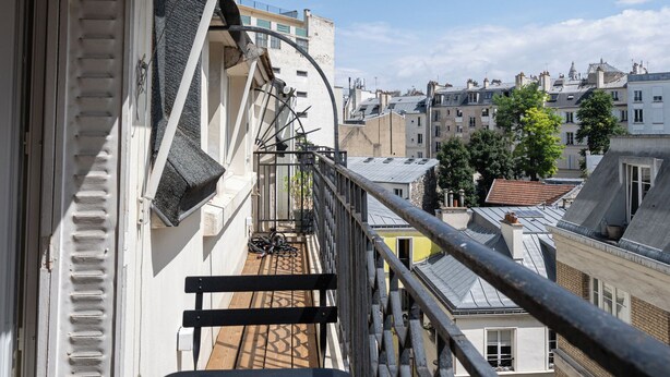 A narrow balcony with a metal railing overlooking a cityscape. - Luxurious, quiet, bright studio in the heart of the south of Pigalle (Paris)