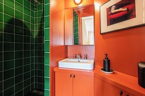 Dusche, Haartrockner, Handtücher, Seife