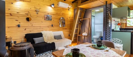 Basic Cabin | Living area