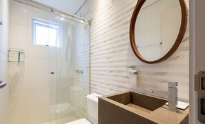 A modern bathroom with a glass shower enclosure, a wooden vanity, and a large mirror. - Beautiful Apartment in Itajai Ctp1103 (Itajai)