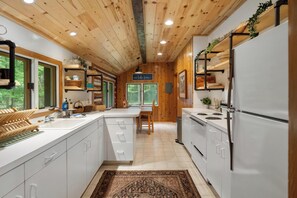 Microondas, horno, cafetera o tetera y utensilios de cocina