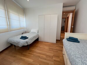 Een strijkplank/strijkijzer, wifi, beddengoed