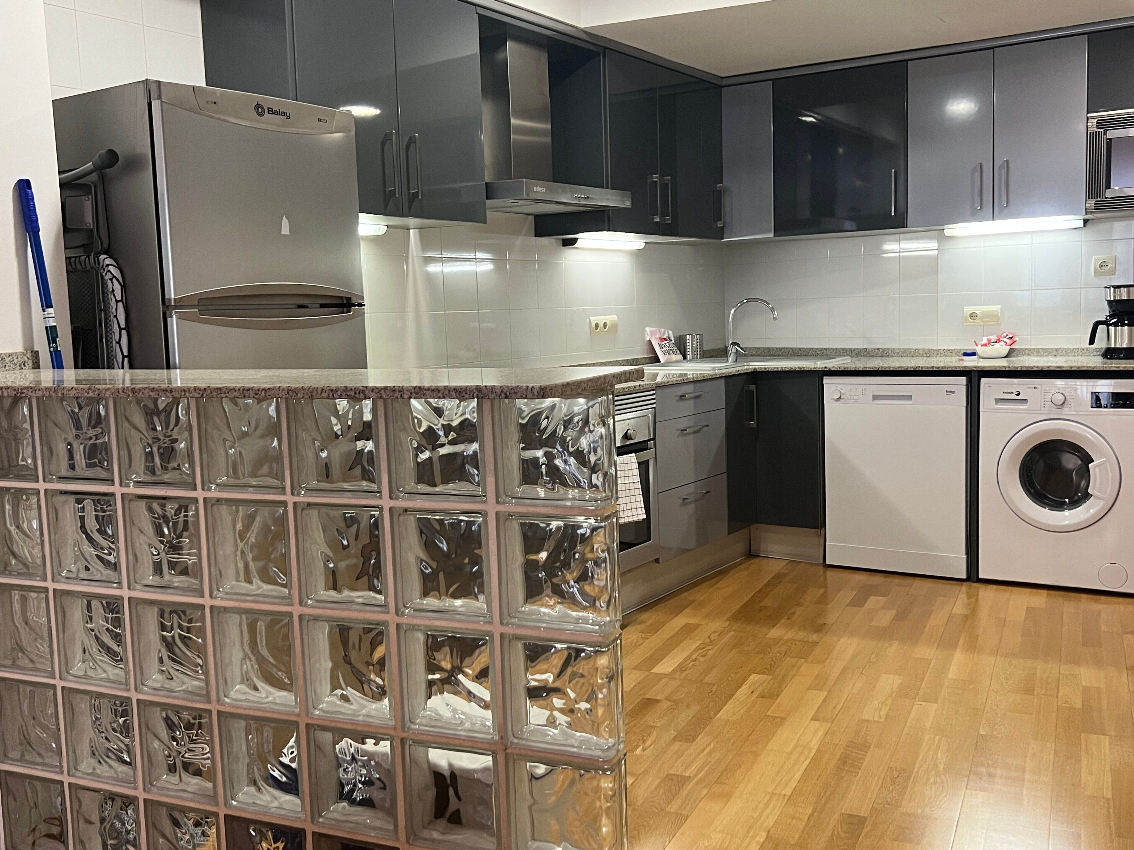 ثلاجة، ميكروويف، فرن، غسالة أطباق