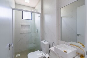 Basic Apartment | Bathroom