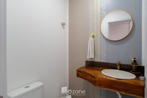 Basic Apartment | Bathroom