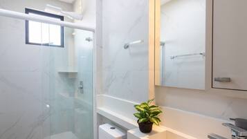 Eenvoudig appartement | Badkamer | Een douche